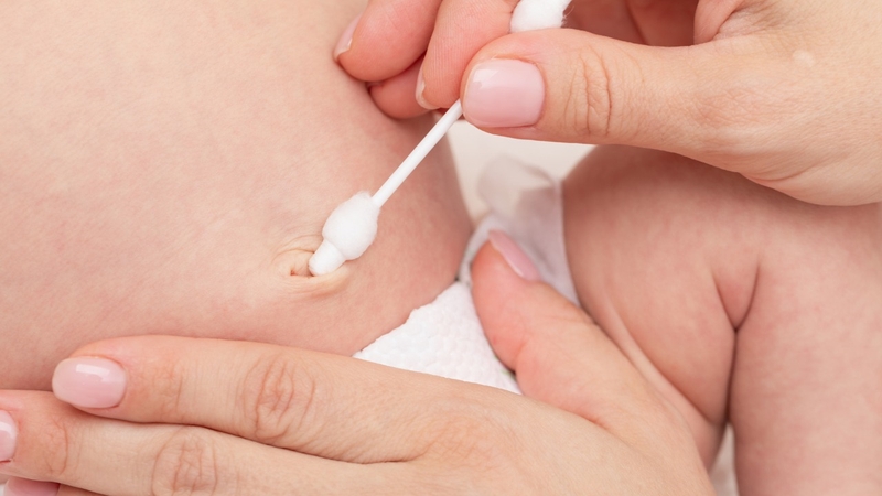 Vệ sinh rốn hàng ngày đúng cách là biện pháp phòng ngừa hiệu quả