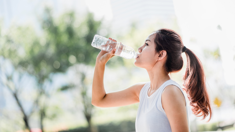 Uống đủ nước mỗi ngày và không nhịn tiểu để hỗ trợ đào thải vi khuẩn khỏi đường tiết niệu