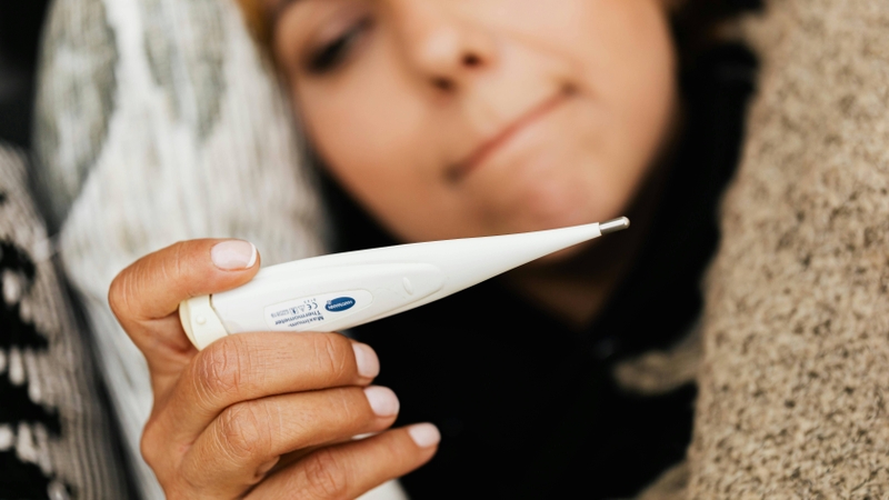 Người bệnh nên đặc biệt lưu ý khi bị sốt, ớn lạnh, mệt mỏi, đau nhức toàn thân