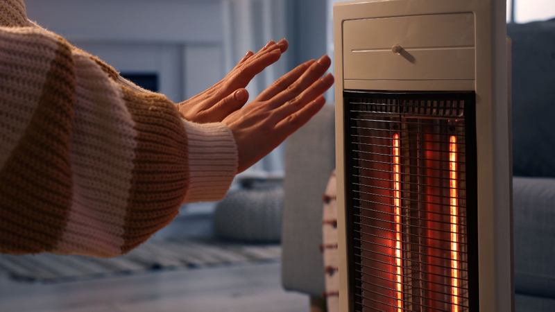 Nếu trời lạnh hoặc phòng quá lạnh, cha mẹ nên tăng nhiệt độ phòng bằng máy sưởi giúp trẻ cảm thấy dễ chịu hơn