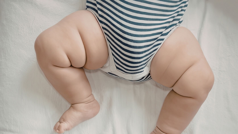 Khi trời nóng, cha mẹ nên giảm bớt quần áo cho trẻ, ưu tiên đồ mỏng, thoáng và thấm hút tốt