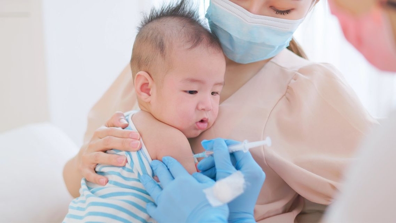 Nên theo dõi thân nhiệt của trẻ trước và sau khi tiêm vắc xin