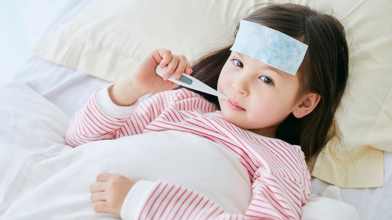 Nhiệt độ cơ thể bé cần được theo dõi cùng các dấu hiệu bất thường