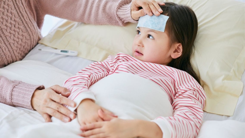 Nếu thấy trẻ có biểu hiện bất thường sau tiêm cần đưa đi khám sớm
