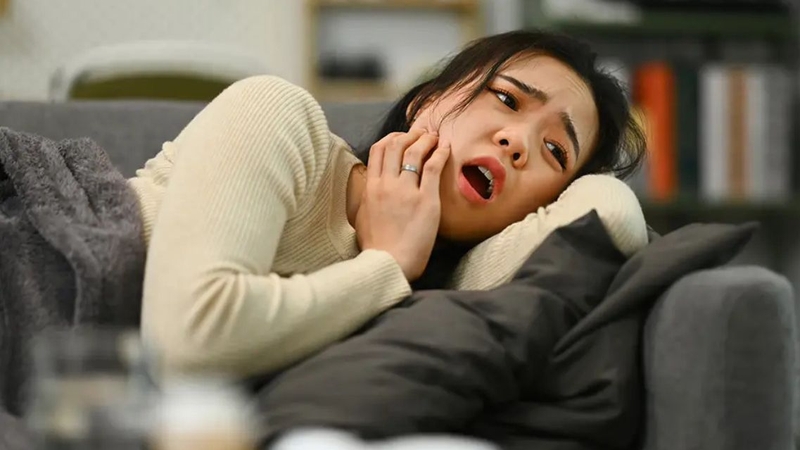 Tránh thực phẩm cay, chua và cứng để giảm kích ứng vùng loét dưới lưỡi