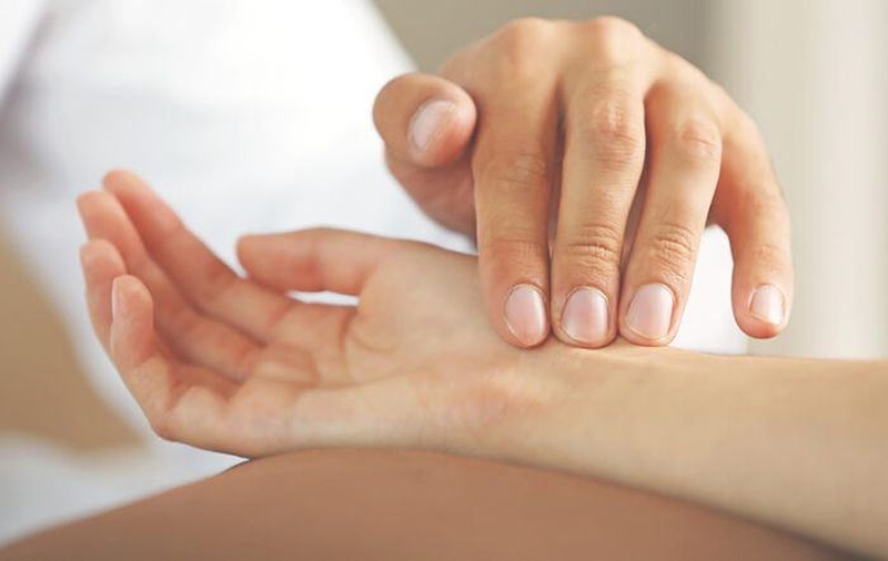 Nhìn cổ tay biết có thai là mẹo dân gian được nhiều mẹ bầu áp dụng