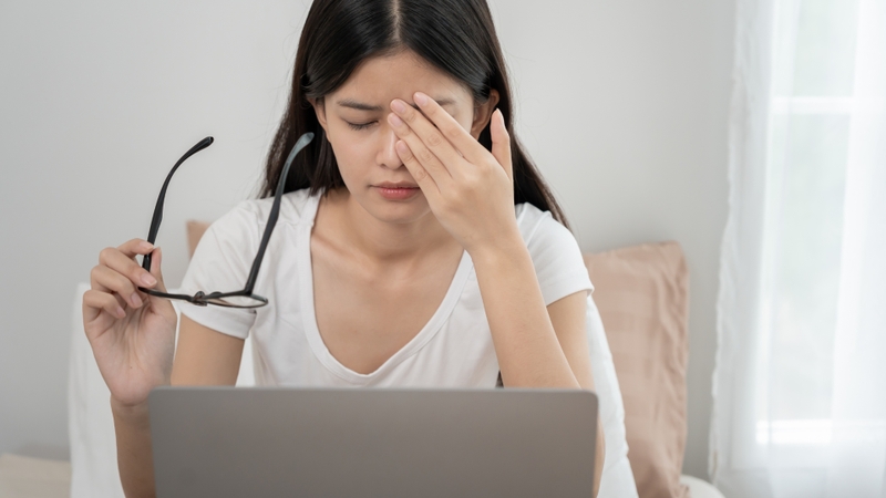 Khô mắt đây là dấu hiệu xuất hiện sớm nhất khi mắt phải làm việc liên tục