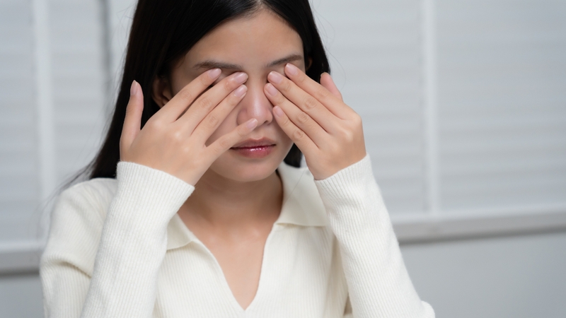 Việc tập trung nhìn vào màn hình nhỏ trong thời gian dài khiến mắt bị căng thẳng từ đó dẫn đến hiện tượng nhìn mờ