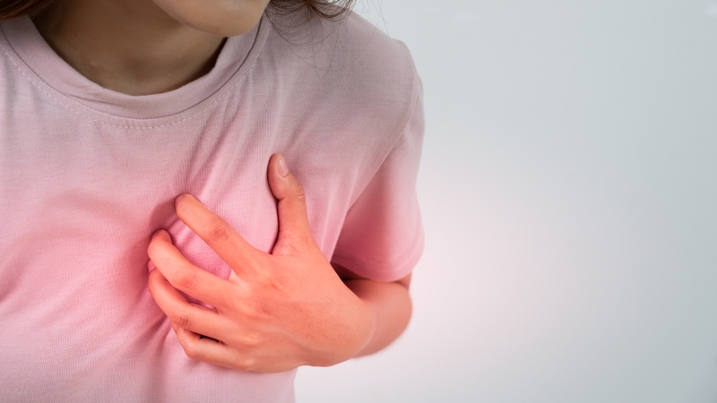 Bạn có thể cảm nhận rõ tim đập dồn dập, bỏ nhịp hoặc không đều