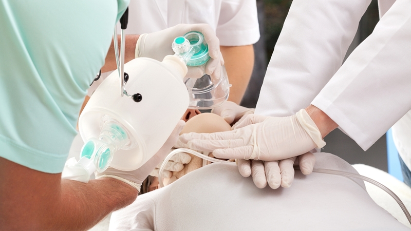 Bác sĩ có thể sử dụng các biện pháp như hỗ trợ thở, dùng thuốc hoặc can thiệp điện tim để nhanh chóng ổn định nhịp tim