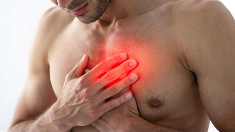 Tim đập nhanh kèm tức ngực là dấu hiệu nguy hiểm liên quan đến tim mạch