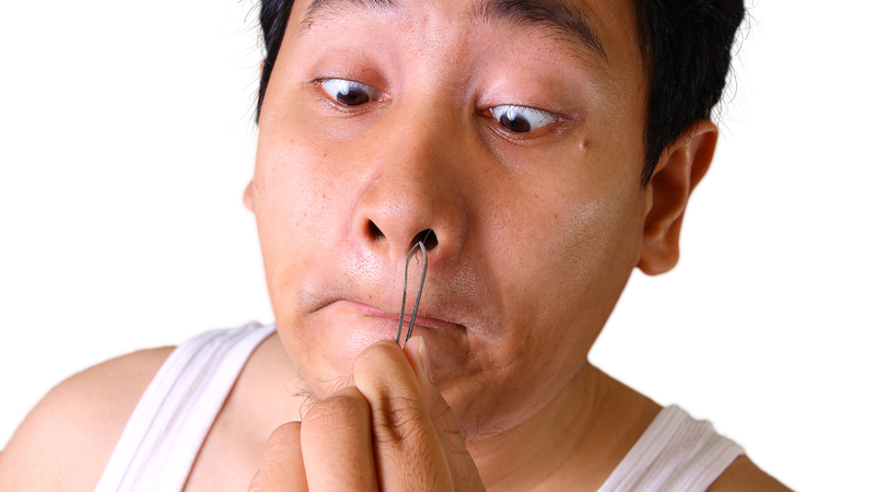 Việc nhổ lông mũi tiềm ẩn nguy cơ nhiễm trùng