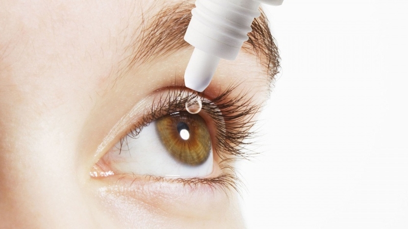 Nhỏ mắt bao nhiều lần 1 ngày​? Những sai lầm khi nhỏ mắt 1