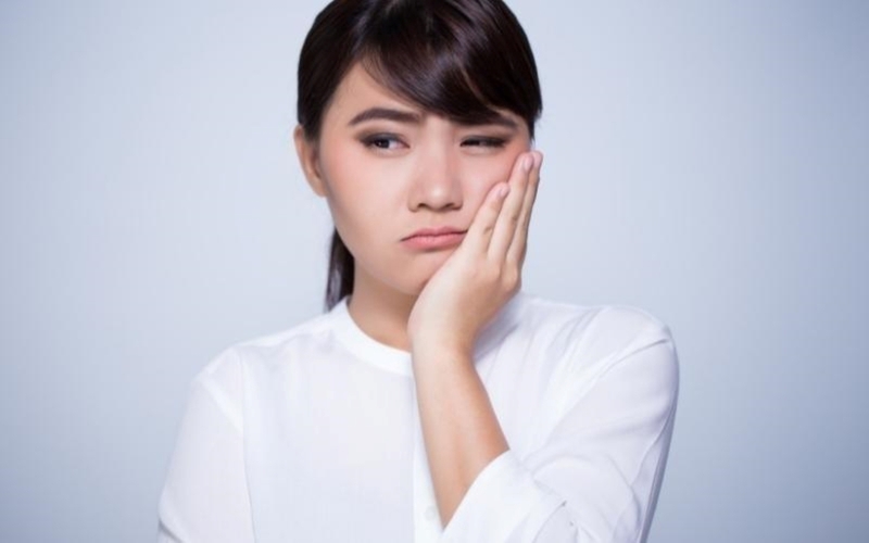 Nhổ răng khôn 1 bên có bị lệch mặt không?