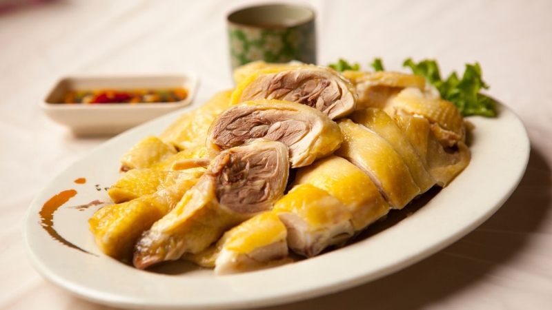 Tránh thức ăn quá cứng, dai hoặc quá nóng sau khi nhổ răng khôn