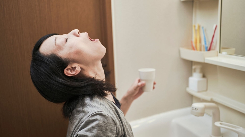 Nên súc miệng nhẹ bằng nước muối sinh lý hàng ngày