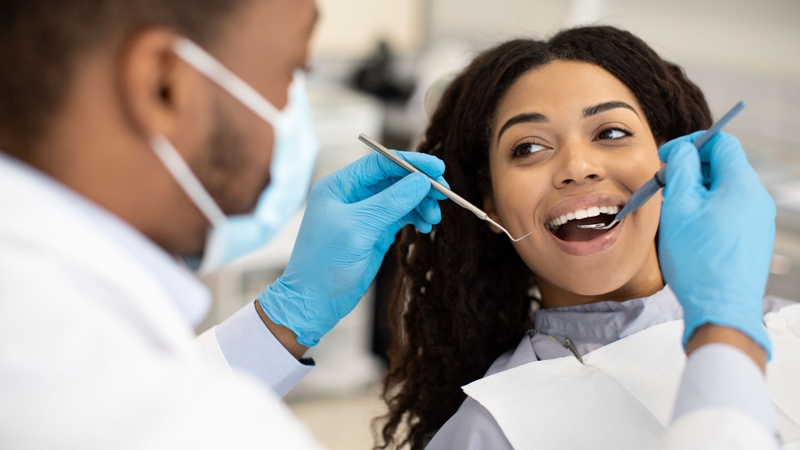 Sau vài ngày vẫn sưng đau, có mùi hôi hoặc chảy máu kéo dài, hãy đến nha sĩ kiểm tra