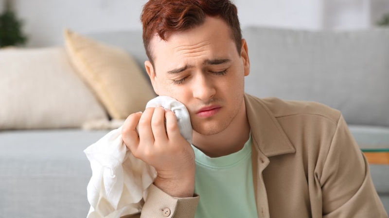 Chườm lạnh để giảm sưng đau sau khi nhổ răng