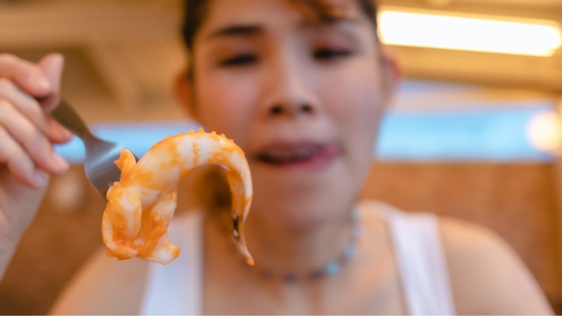 Ăn hải sản được chế biến chín kỹ để hạn chế nguy cơ nhiễm khuẩn
