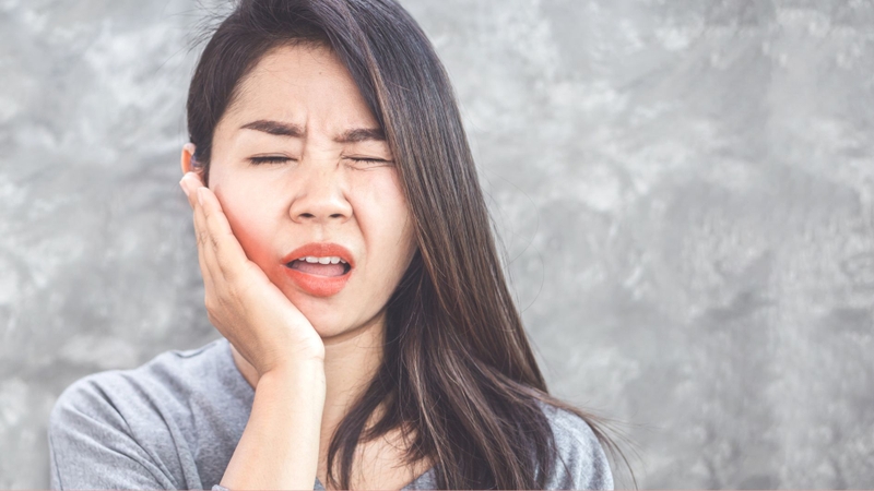 Đau tăng, sưng nhiều hoặc chảy máu kéo dài cần được nha sĩ kiểm tra