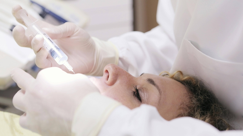 Tiêm thuốc tê quanh răng cần nhổ để kiểm soát đau và tiến hành nhổ răng