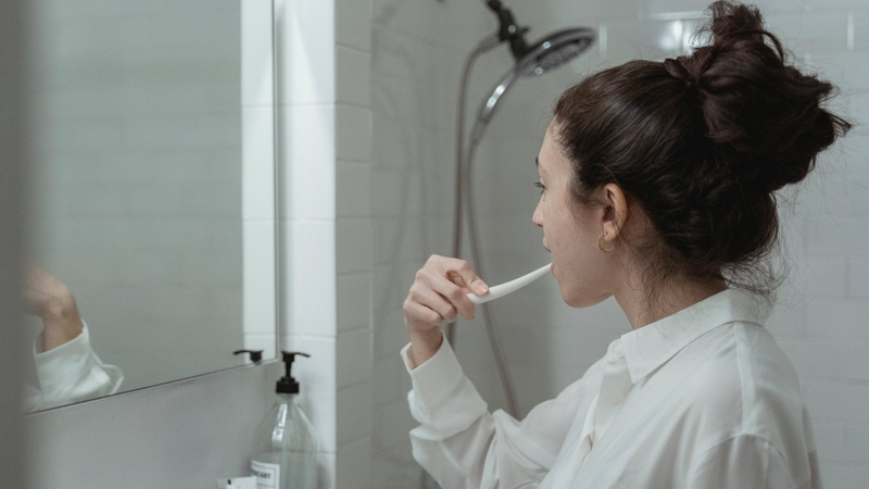 Nên vệ sinh răng miệng nhẹ nhàng và tránh tác động trực tiếp vào ổ nhổ