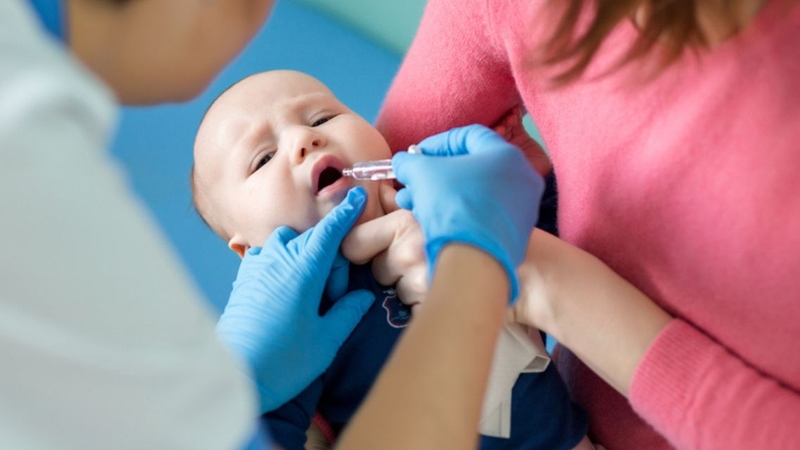 Không ít bậc cha mẹ băn khoăn&nbsp;nhỏ Rota có uống men vi sinh được không