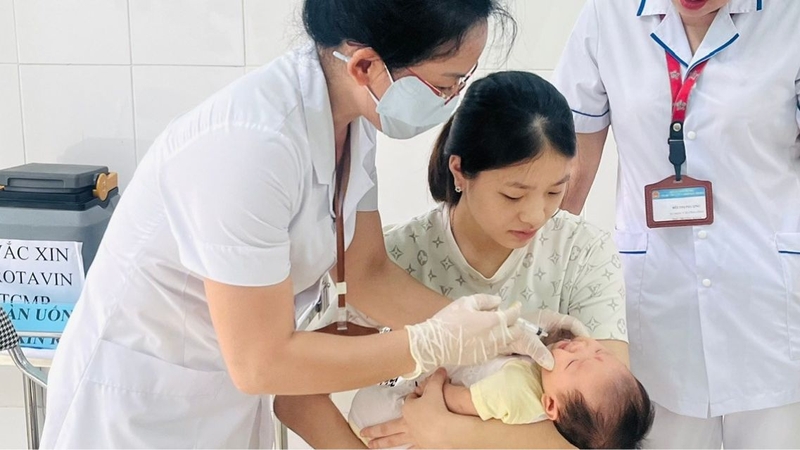 Trẻ vẫn có thể uống men vi sinh sau khi uống vắc xin Rota theo hướng dẫn của nhân viên y tế