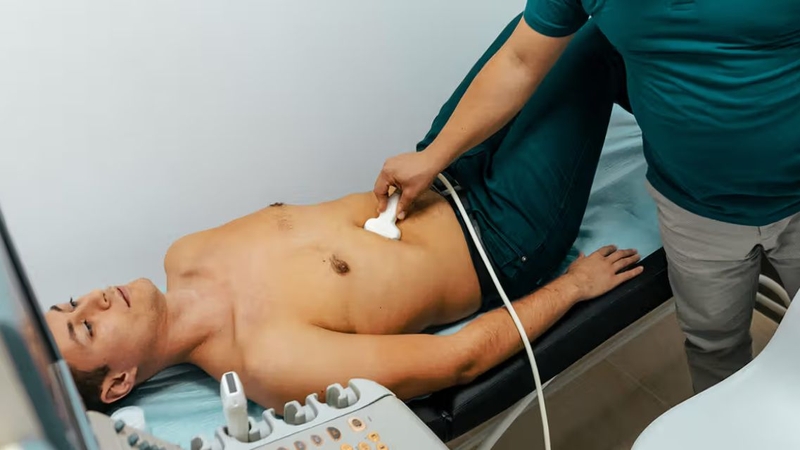 Người bệnh nên thăm khám để tìm nguyên nhân khi phát hiện bất thường ở gan