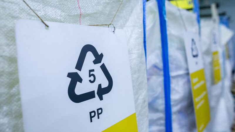 Nhựa PP có ký hiệu tái chế số 5 và nên được phân loại đúng cách để bảo vệ môi trường