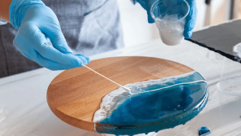 Đeo găng tay và khẩu trang khi tiếp xúc với nhựa resin để tránh kích ứng da và hạn chế hít phải hơi hóa chất