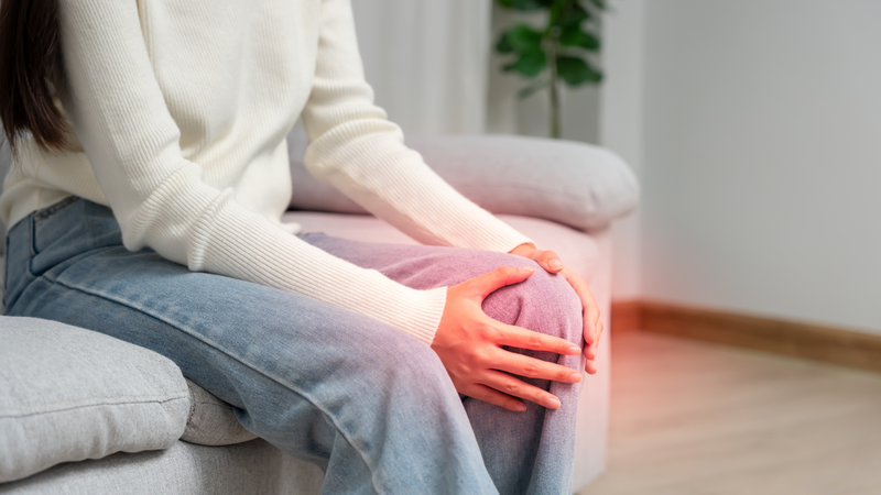 Đau nhức và sưng khớp là một trong những triệu chứng thường gặp của bệnh Lupus ban đỏ
