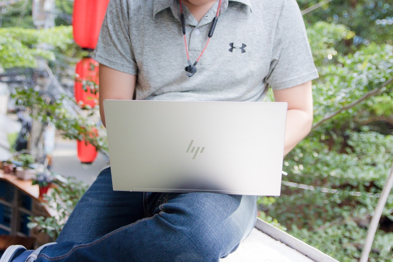 Nam giới nếu thường xuyên đặt máy tính laptop trên đùi để làm việc có thể sẽ dẫn đến bị vô sinh