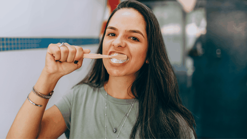 Răng hô hàm trên dễ gây kẹt thức ăn, tăng nguy cơ sâu răng, viêm nướu, hôi miệng và lâu dài có thể dẫn đến lệch khớp cắn, đau mỏi hàm