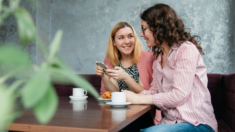 Thủy đậu lây qua đường hô hấp khi tiếp xúc với giọt bắn từ người bệnh khi nói chuyện