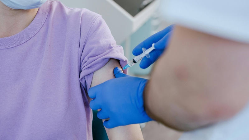 Tiêm vắc xin phòng thủy đậu nhằm tạo miễn dịch chủ động cho cơ thể