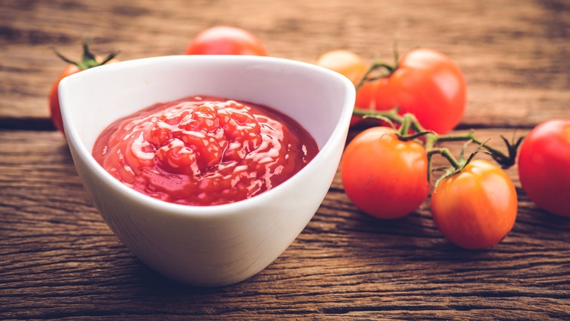 Một phương pháp đơn giản và hiệu quả giúp kiểm soát da nhờn là đắp mặt nạ từ cà chua