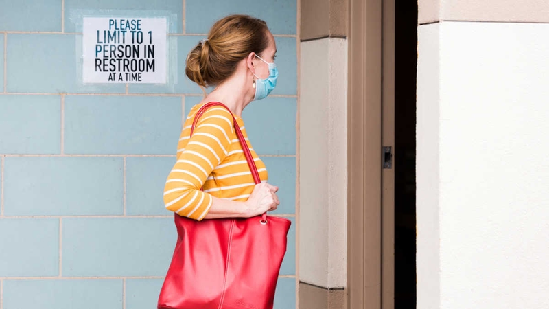 Những cách giúp bạn tránh bị nhiễm bẩn khi dùng nhà vệ sinh công cộng 3