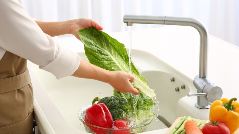 Rửa rau đúng quy trình giúp giảm nguy cơ từ vi khuẩn, ký sinh trùng và hóa chất tồn dư