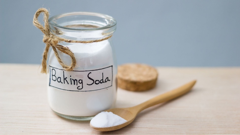 Baking soda cũng được nhiều người sử dụng để hỗ trợ làm sạch rau sống hiệu quả hơn