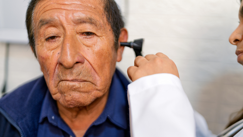 Nếu tình trạng nghe kém kéo dài, bạn nên thăm khám chuyên khoa tai mũi họng