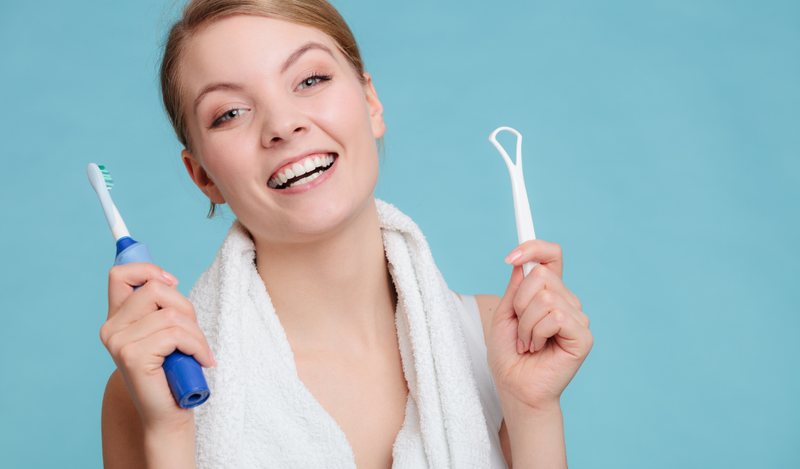 Làm sạch lưỡi bị trắng giúp người bệnh răng miệng