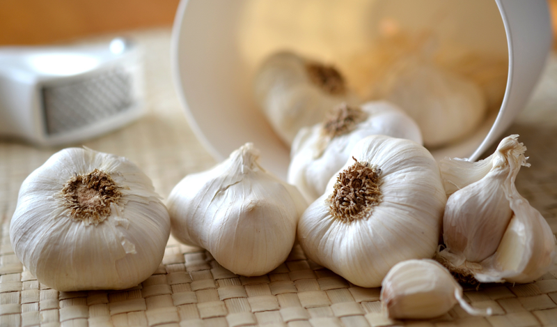Dùng tỏi súc miệng là cách làm sạch lưỡi bị trắng cho người lớn