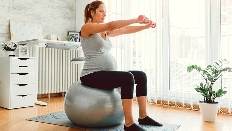 Tập thể dục an toàn như yoga bầu giúp tăng lưu lượng máu đến tử cung và nhau thai