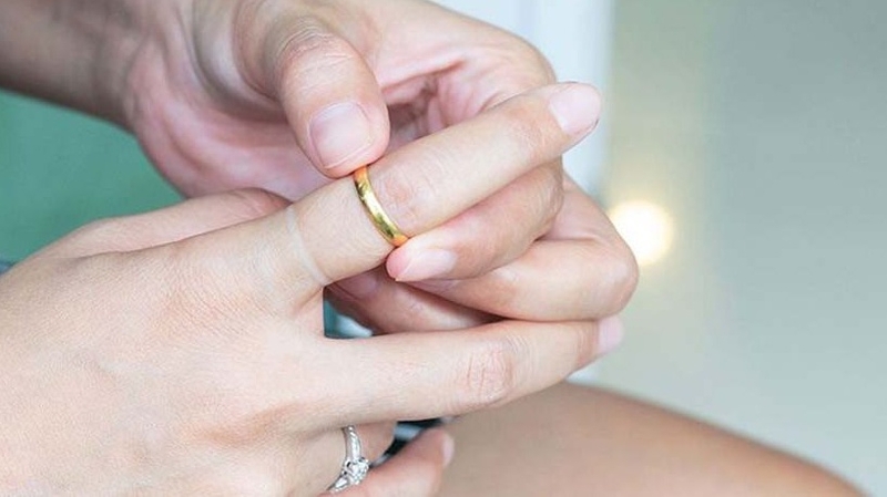 Những cách tháo nhẫn chật ở tay đơn giản 3