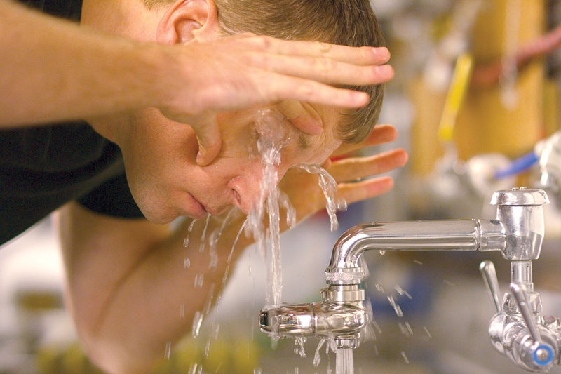 Ngâm mắt trong nước sạch - cách trị ngứa mắt tại nhà đơn giản