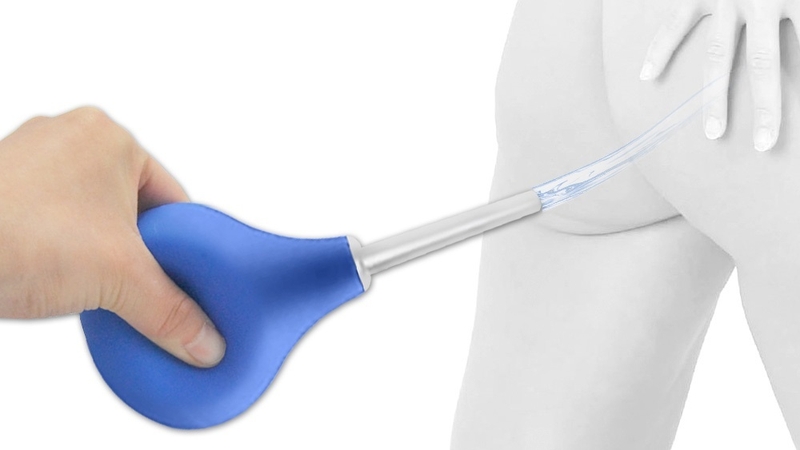 bom-nuoc-vao-hau-mon-co-sao-khong 2