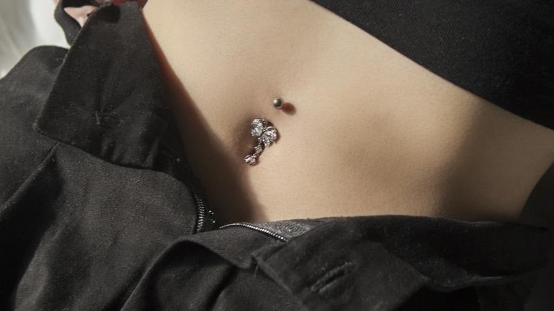 Những cách xử lý lỗ xỏ khuyên rốn bị thâm 1