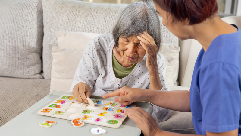 Bệnh Alzheimer gây tổn thương tế bào não, ảnh hưởng nghiêm trọng đến trí nhớ