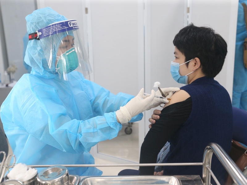 Cha mẹ cần tìm hiểu những lưu ý trước khi cho trẻ tiêm và sau khi trẻ được tiêm vắc xin Covid 19